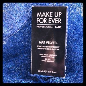 NIB Make Up For Ever Mat Velvet 25